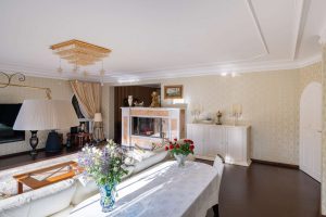 Zentraler Wohnbereich mit Kamin und Weitblick ins Grüne