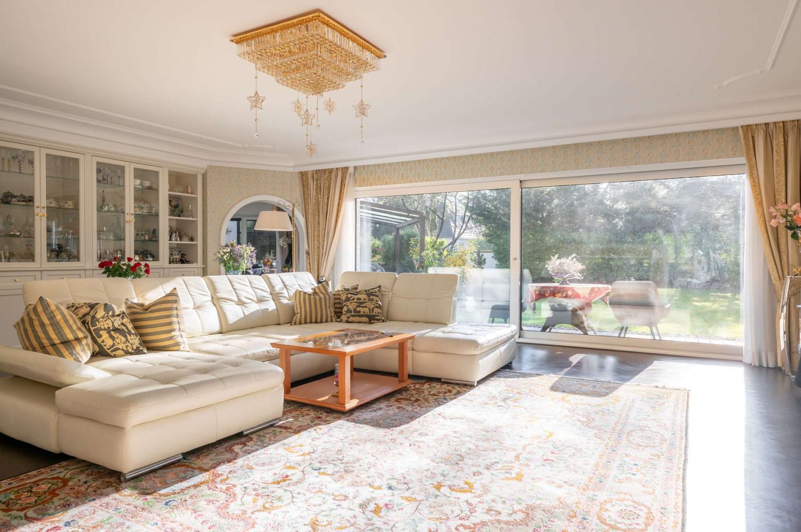 Großzügiges Wohnsalon